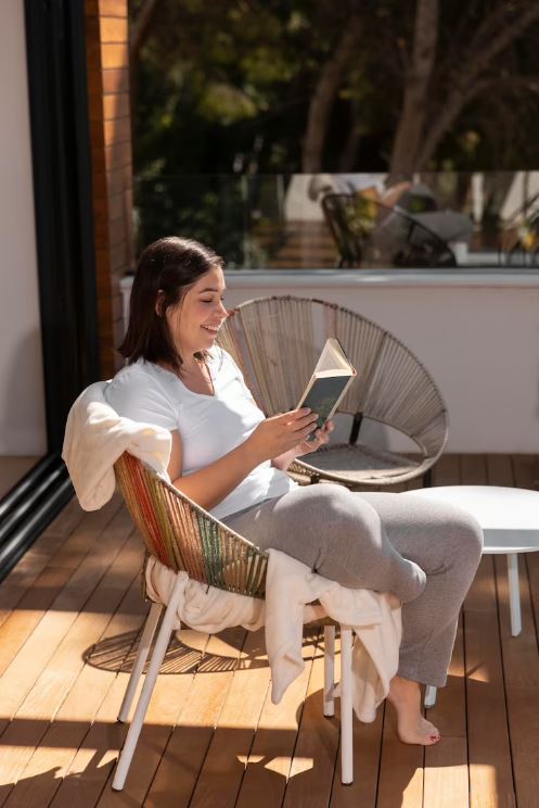 mulher lendo na varanda para leitura 