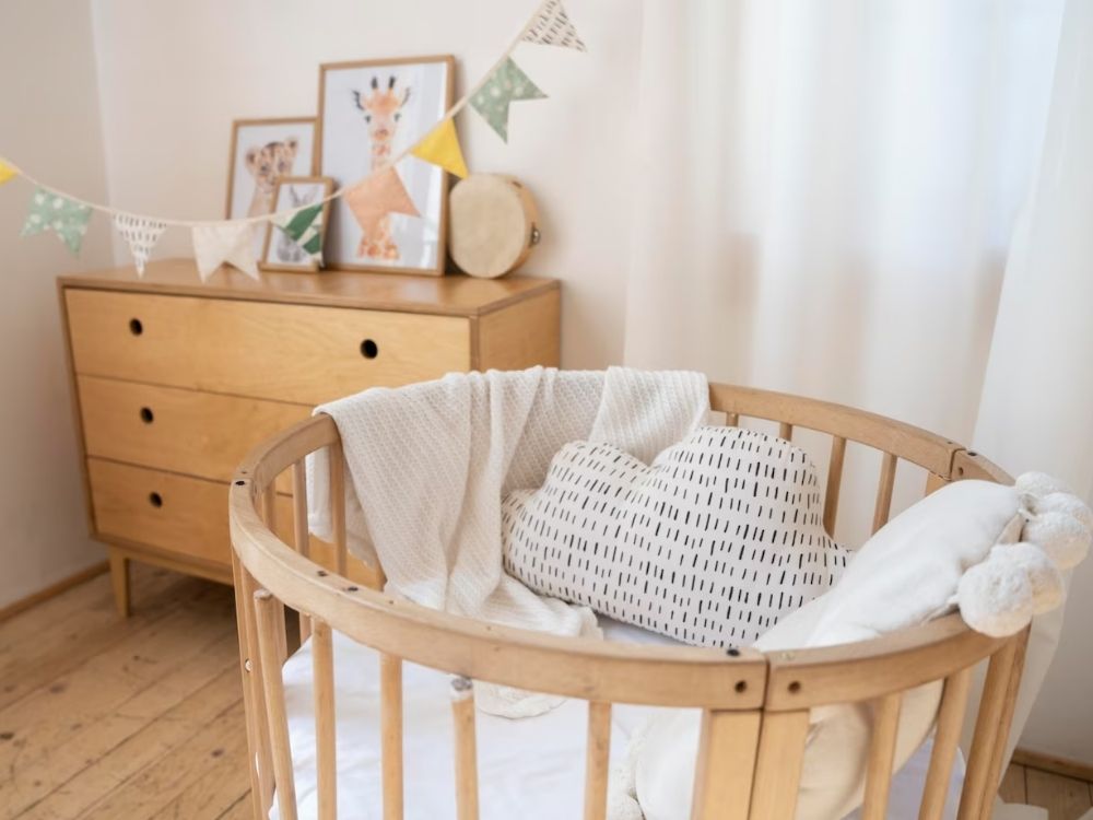 Quarto de bebê neutro, tons amadeirados com branco traz aconhego.