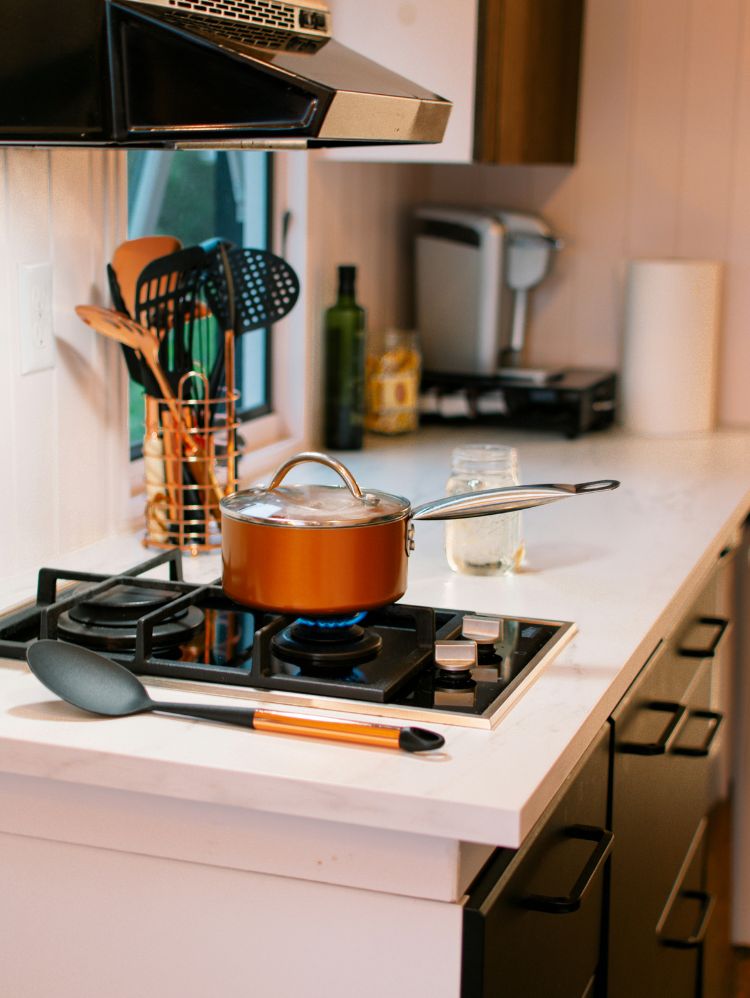 comida sendo esquentada no cooktop de duas bocas