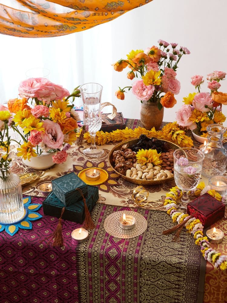 Mesa posta cheio de rosas e petiscos na mesa.